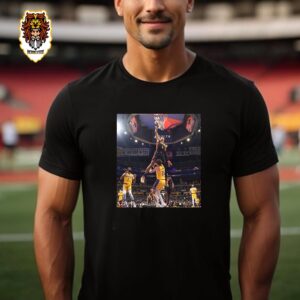 Jalen Johnson Crazy Poster Dunk On Austin Reaves Face In The Match With Lakers Unisex T-Shirt
